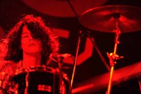 THE★米騒動の坂本タイキ（Dr）。（Photo by 緒車寿一）