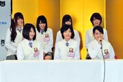 緊張した面持ちで会見に出席した乃木坂46のメンバー。