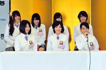 緊張した面持ちで会見に出席した乃木坂46のメンバー。