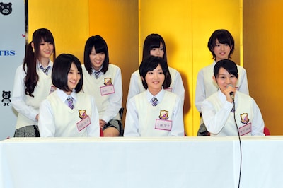 緊張した面持ちで会見に出席した乃木坂46のメンバー。