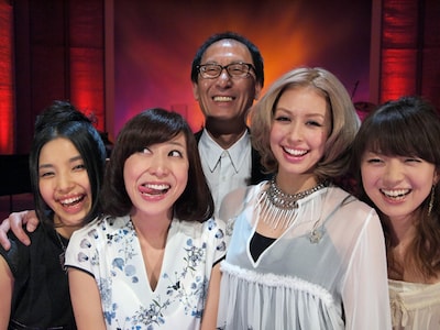 「もらい泣き」収録時の城南海、一青窈、武部聡志、BENI、熊木杏里。