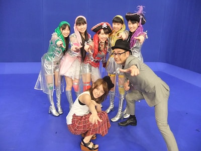 番組収録時のひとコマ。スタジオライブでは最新シングル曲「猛烈宇宙交響曲・第七楽章『無限の愛』」が披露される。