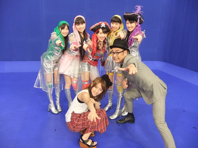 番組収録時のひとコマ。スタジオライブでは最新シングル曲「猛烈宇宙交響曲・第七楽章『無限の愛』」が披露される。