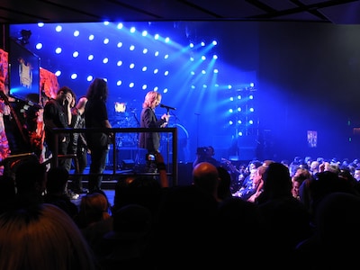 「GOLDEN GODS AWARDS」授賞式でスピーチをするYOSHIKI。