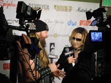 報道陣の取材に笑顔で応えるYOSHIKI。