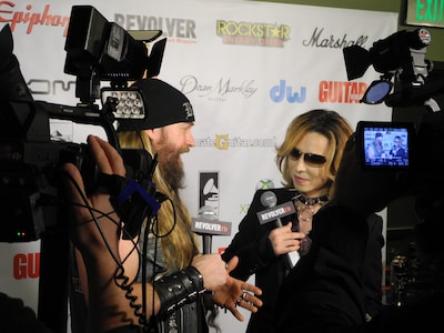 報道陣の取材に笑顔で応えるYOSHIKI。