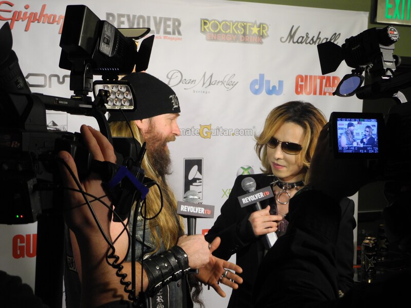 報道陣の取材に笑顔で応えるYOSHIKI。