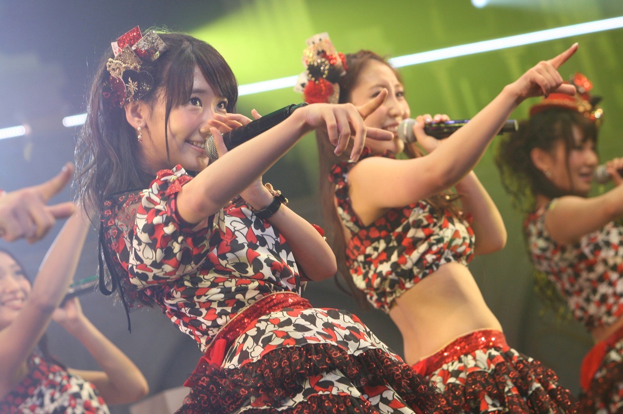 柏木由紀（写真手前） (C)AKS