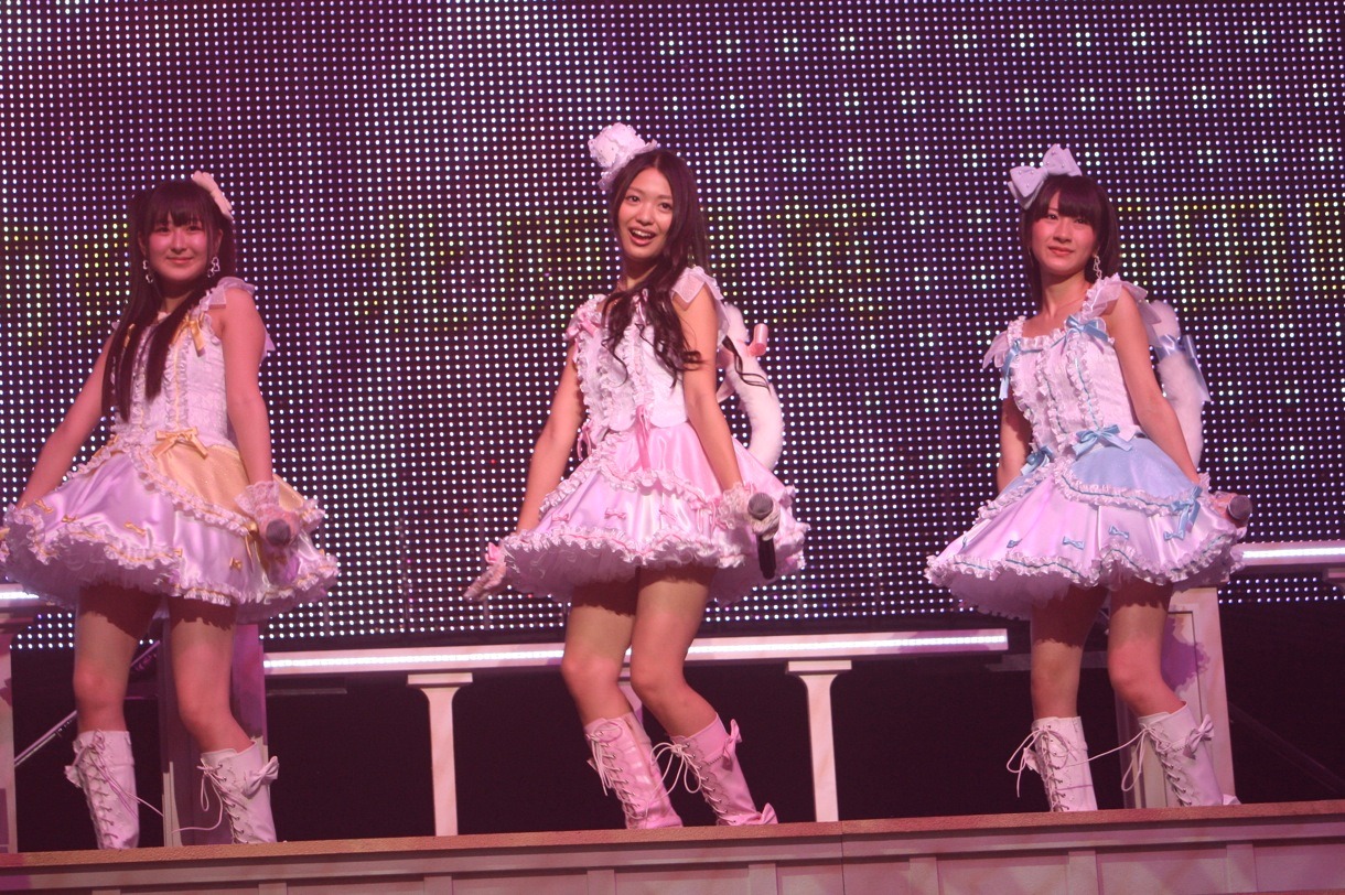 「天使のしっぽ」を披露する伊豆田莉奈、北原里英、石田晴香（写真左から）。 (C)AKS