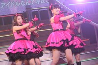 「アイドルなんて呼ばないで」を披露する近野莉菜、佐藤すみれ（写真手前左から）。 (C)AKS