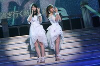 「蜃気楼」を披露する柏木由紀、河西智美（写真左から）。 (C)AKS