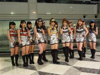 近未来的な衣装に身を包んだメンバーたち。