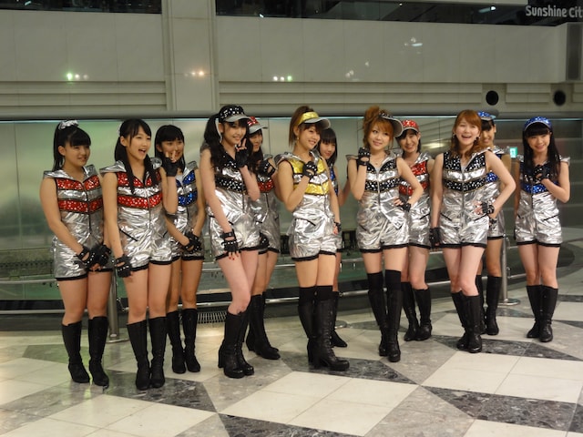 近未来的な衣装に身を包んだメンバーたち。