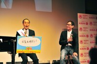 司会者から「日本を元気付けるひとこと」を求められ、東国原英夫は「元気を移そう」、武部聡志は「つらいときも笑顔でいきましょう」とコメント。