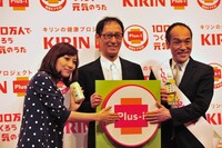 写真左から一青窈、武部聡志、東国原英夫。