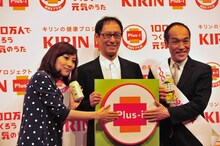 写真左から一青窈、武部聡志、東国原英夫。