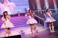 「天使のしっぽ」を披露する伊豆田莉奈、北原里英、石田晴香（写真左から）。 (C)AKS