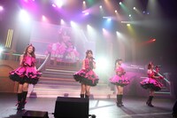 「アイドルなんて呼ばないで」を披露する近野莉菜、小森美果、佐藤すみれ、佐藤亜美菜（写真左から）。 (C)AKS