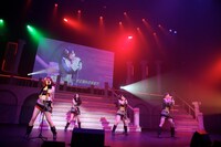 「confession」を披露する佐藤夏希、北原里英、増田有華、鈴木紫帆里 （写真左から）。 (C)AKS