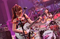 河西智美（写真手前） (C)AKS