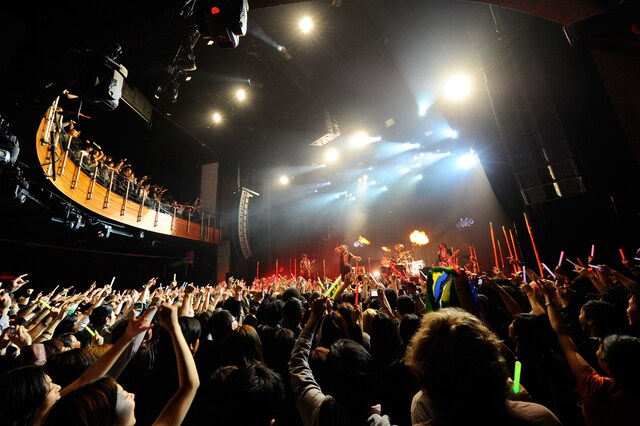 写真は4月11日（現地時間）のロンドン公演の模様。