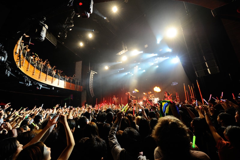 写真は4月11日（現地時間）のロンドン公演の模様。