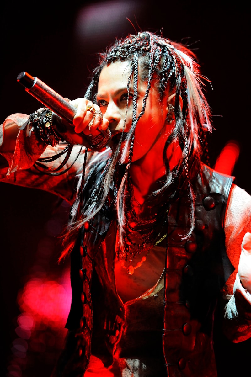 今週の人気の画像1位は「L'Arc-en-Ciel、念願ロンドン公演でファンと一体に」より、hyde（Vo）。