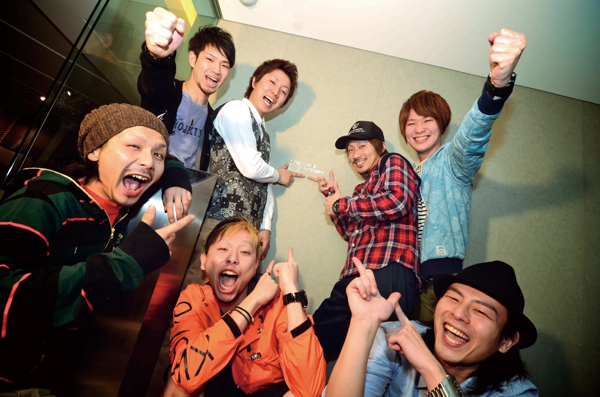 トイズファクトリーの看板前でデビューの喜びを爆発させるA.F.R.O。