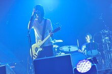 藤原基央（Vo, G）（Photo by 古渓一道）