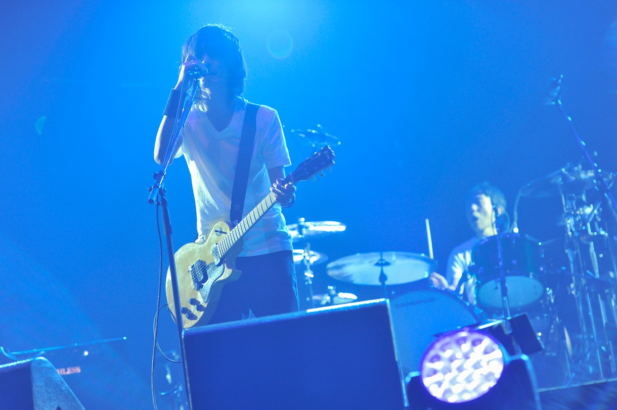 今週の人気の画像8位は「BUMP OF CHICKENアリーナツアー初日で2万人に『ただいま！』」より、藤原基央（Vo, G）。（Photo by 古渓一道）