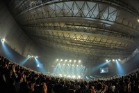 会場を埋め尽くした約2万人のファンは、バンドの熱演に歓声で応えた。（Photo by 古渓一道）
