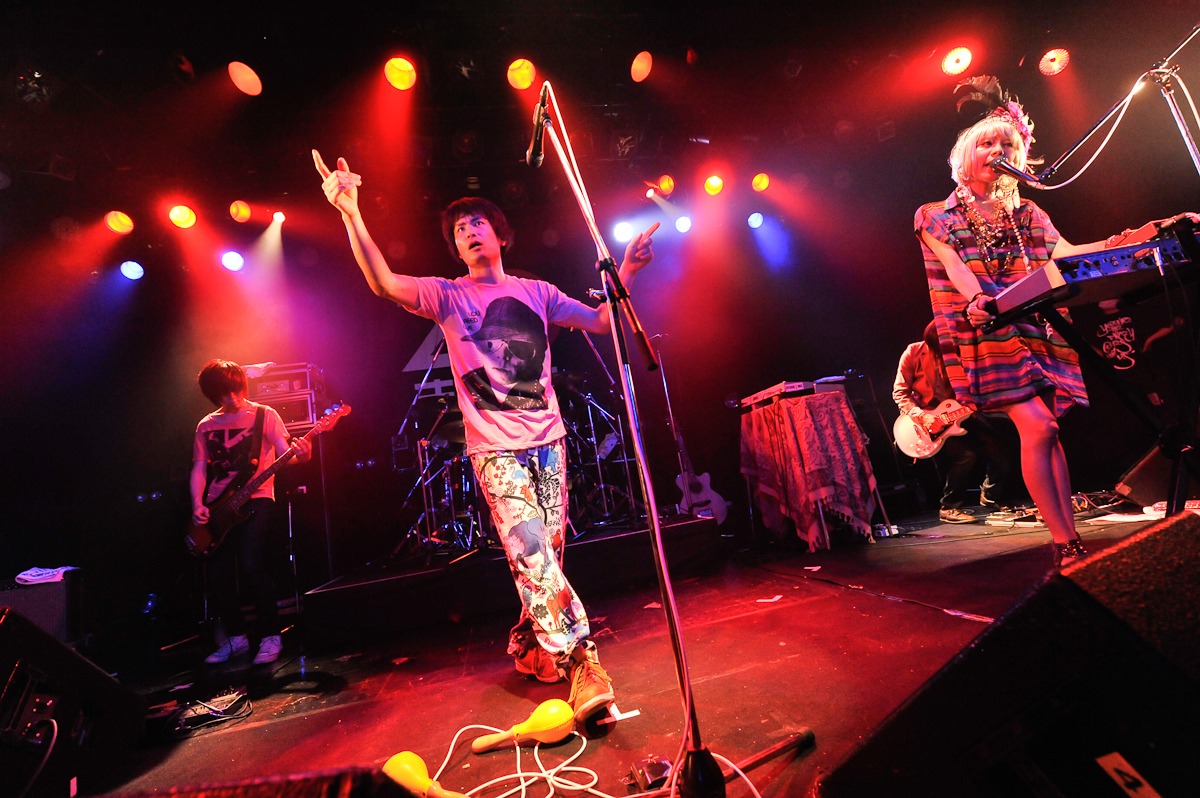 0.8秒と衝撃。はLIQUIDROOM ebisu初登場にもかかわらず堂々としたパフォーマンスを披露した。（Photo by 古渓一道）