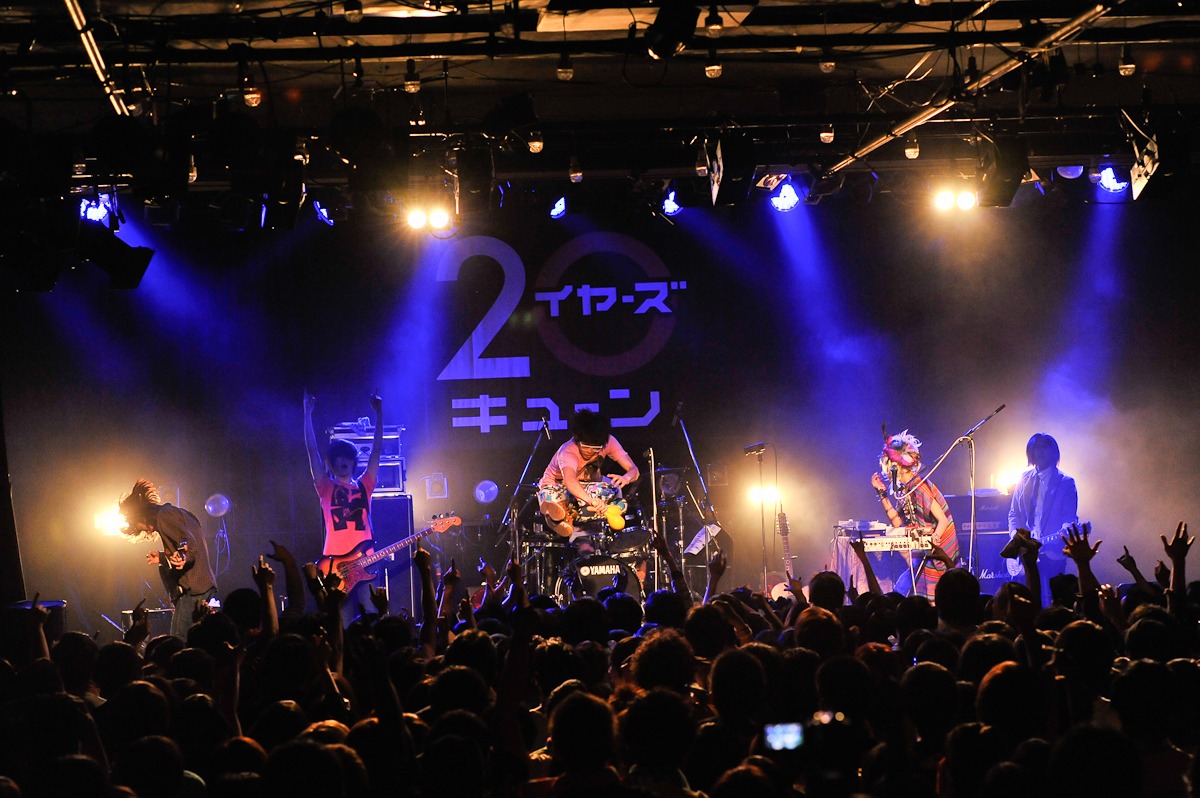 0.8秒と衝撃。の6人が鳴らす破壊力あるサウンドにオーディエンスも熱狂。（Photo by 古渓一道）