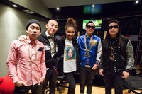 写真左からDJヴァーマン、プログレス、Crystal Kay、ケヴ・ニッシュ、Jスプリフ。