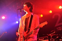 HemenwayのIsaac（Vo, G）。（Photo by 古渓一道）