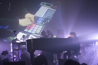 ピアノ押し語り中のKREVA。