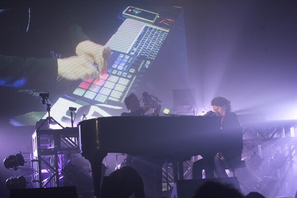 ピアノ押し語り中のKREVA。