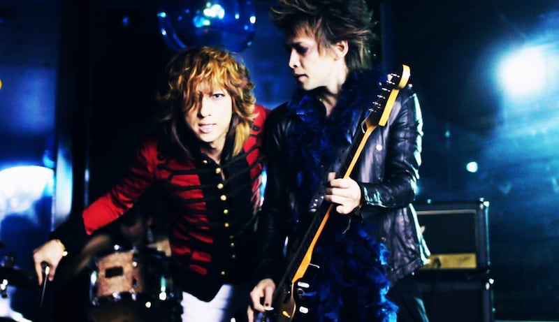 新曲「the sun」ビデオクリップのワンシーン。肩を寄せ合う清春（写真左）とINORAN（右）。