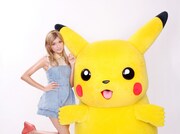 ピカチュウと初対面のローラは「こんなに大きかったなんて、ビックリ(笑)。顔が大きくてとっても可愛い!」と大喜び。