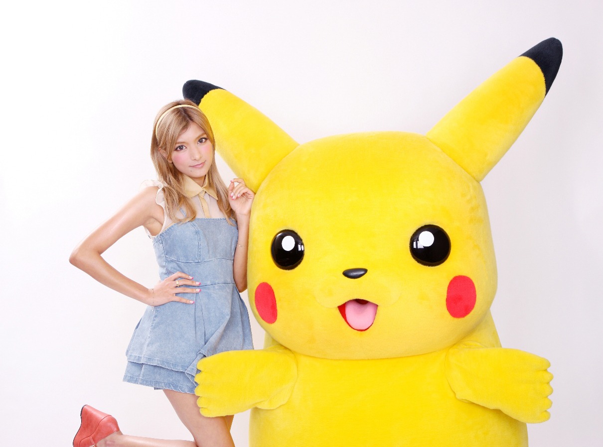 ピカチュウと初対面のローラは「こんなに大きかったなんて、ビックリ（笑）。顔が大きくてとっても可愛い！」と大喜び。