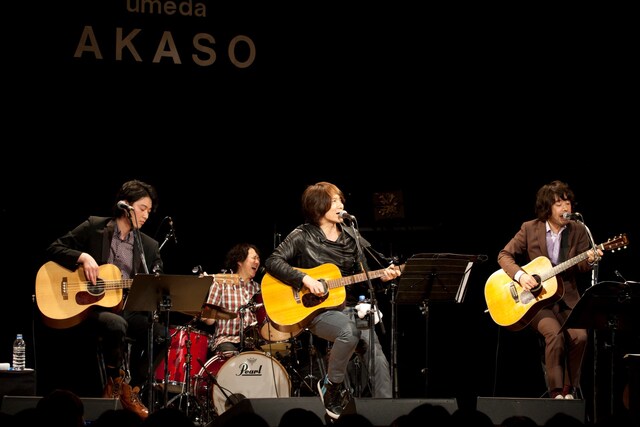 「連載・おとといミーティングTRICERATOPS "12-Bar" vol.8」で披露されたTRICERATOPSと吉井和哉によるセッションの様子（写真：山本倫子）。