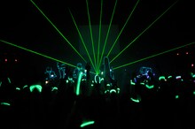 RAM RIDERはギター、パーカッション、VJを従えた5人編成で登場。