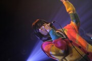 「放課後★サスペンス」を歌う藤岡みなみ(PANDA 1/2)。