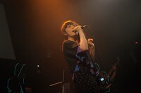 「VOICE -とおくのきみへ-」を歌う南波志帆。