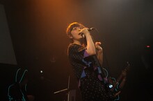 「VOICE -とおくのきみへ-」を歌う南波志帆。