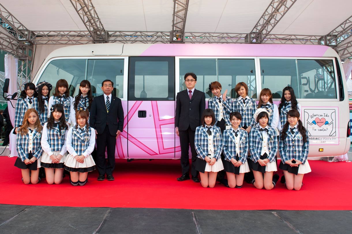 ラッピングバス「AKBus」を背にフォトセッションを行うAKB48。