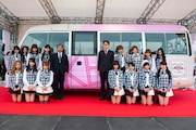 ラッピングバス「AKBus」を背にフォトセッションを行うAKB48。