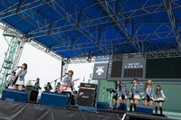 バンド演奏で「GIVE ME FIVE!」「ヘビーローテーション」を披露するAKB48。