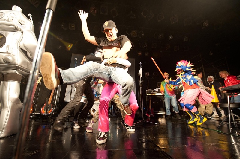 ピエール瀧とハウス加賀谷の乱闘。