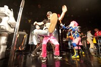 ピエール瀧を抱え上げるハウス加賀谷と、2人の乱闘を制止するザ・クレイジーSKB。